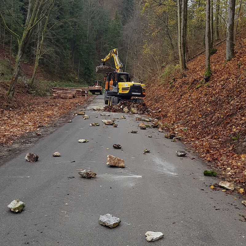 Straße nach manueller Felsberäumung